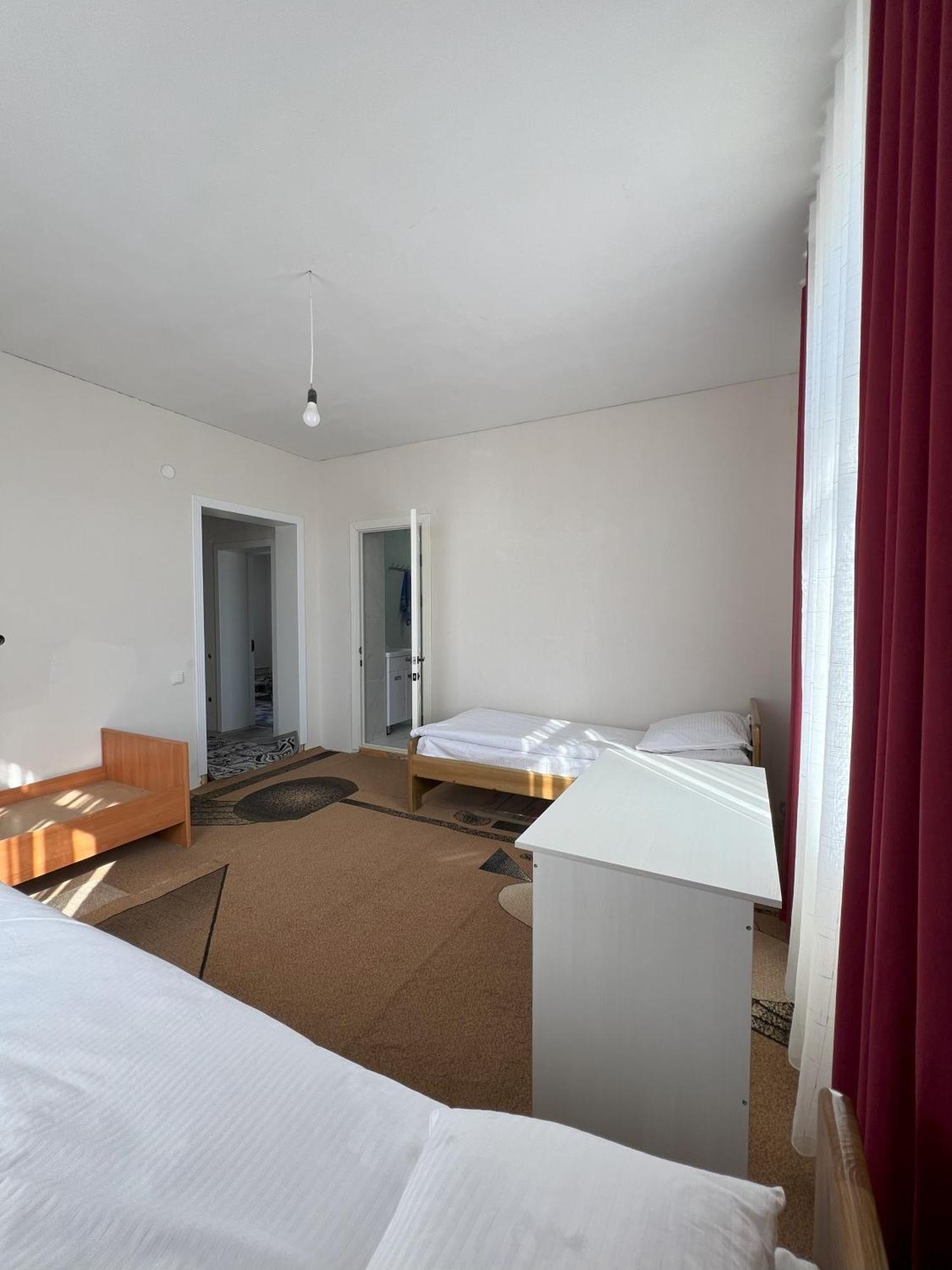 Emir Guest House In Каракол Екстер'єр фото