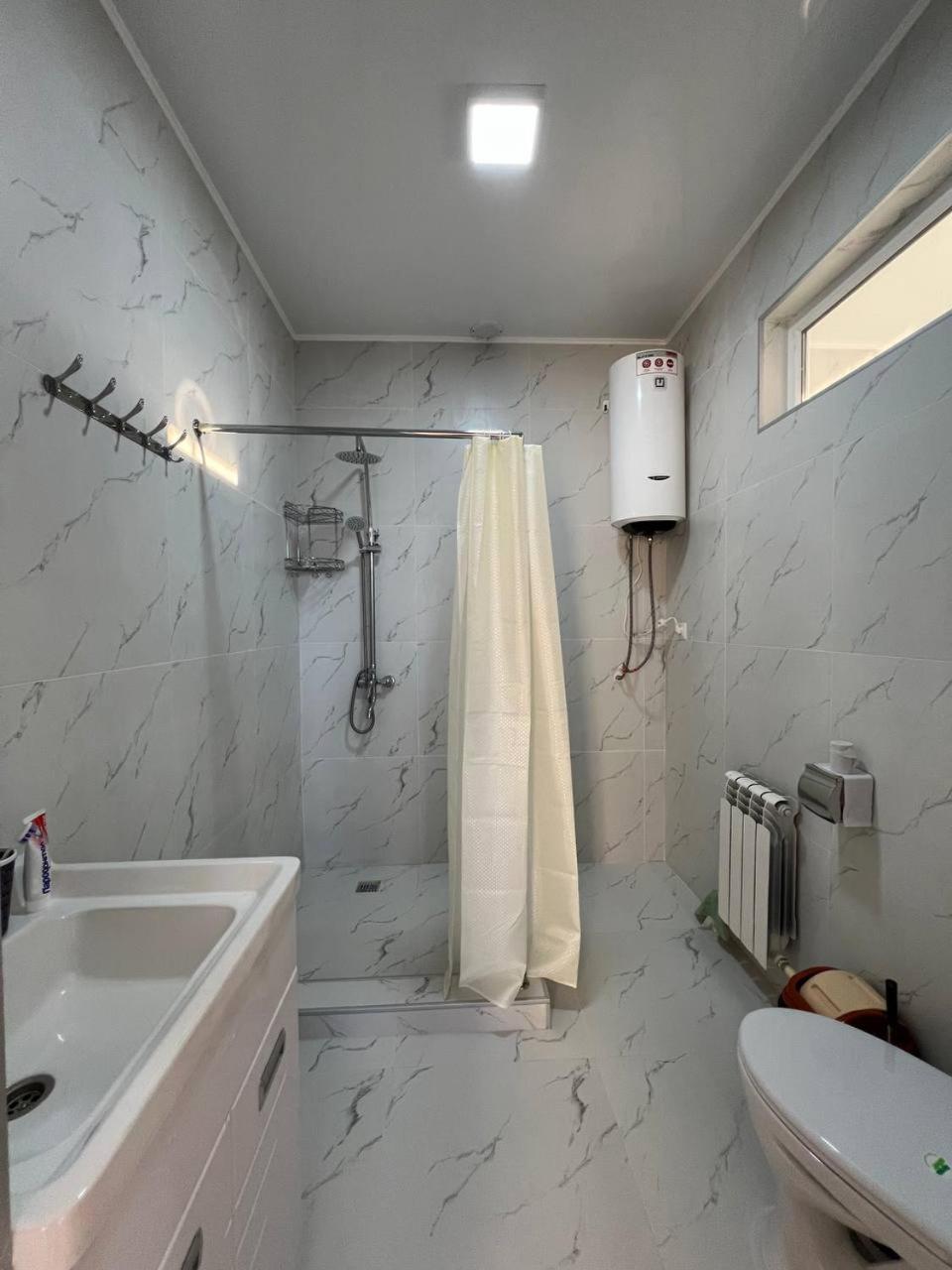 Emir Guest House In Каракол Екстер'єр фото